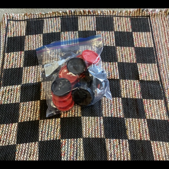 Checkers and tic tac toe rug with pieces - Picture 3 of 3